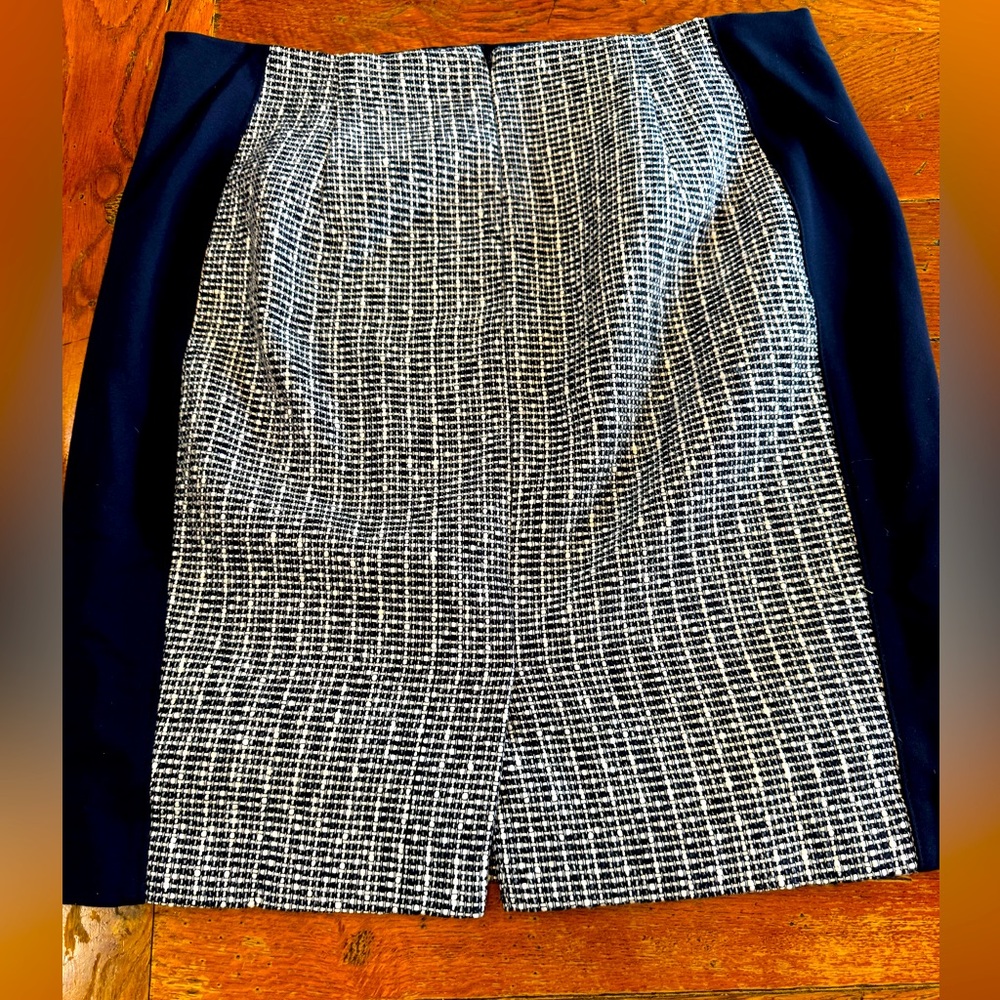 Beautiful Blue & white skirt White House Black Market ✨